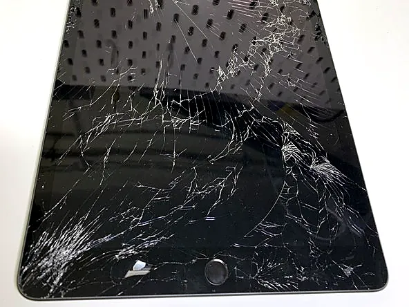 iPad con la pantalla trizada, listo para cambio de pantalla en Mabu Store