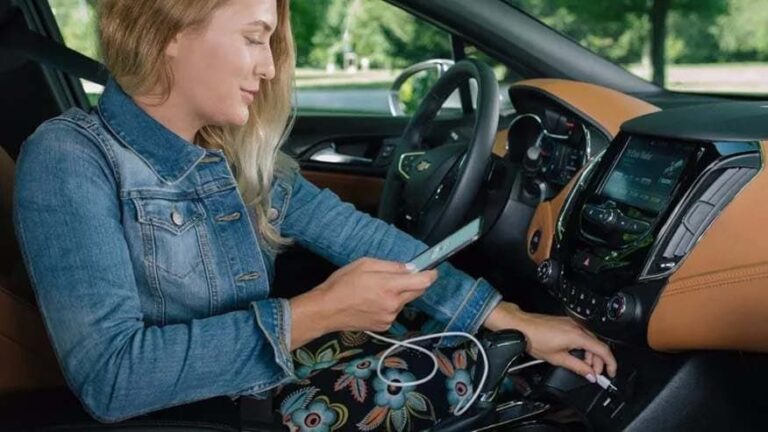 Como cargar el iPhone iPad o iPod touch en el automovil